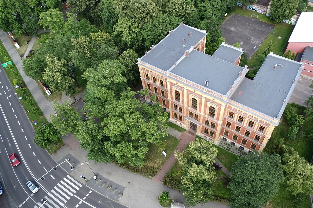 Budynek II Liceum Ogólnokształcącego im. Staszica w Tarnowskich Górach - fotografie